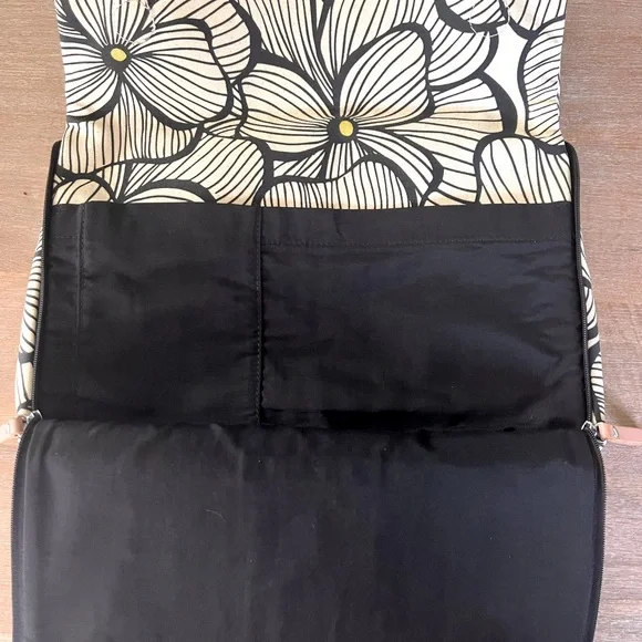 Good conditionPetunia Pickle Bottom PBB Crossbody Clutch (discontinued model) - Picture 9 of 9